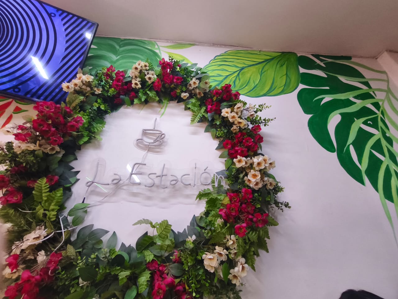 Mural floral con el logo de La Estación Café & Sabores, El Tambo Cauca